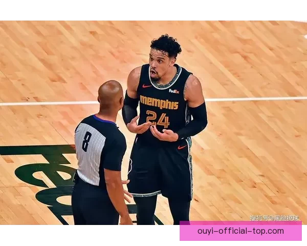 奥格斯堡球员迈克尔·格雷戈里奇体育精神感动全场主动告知裁判无犯规